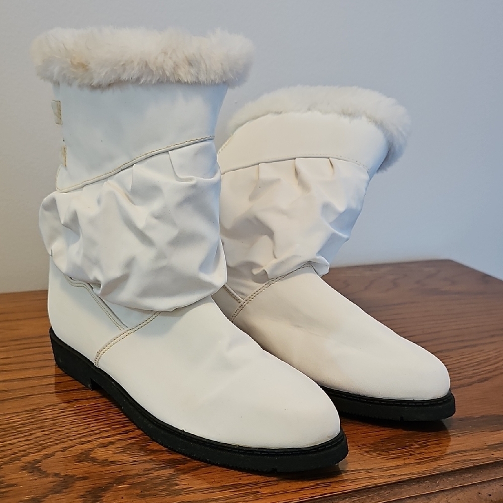 SKYR Women's White Winter Boots